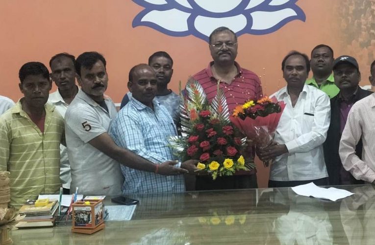 पथ निर्माण को लेकर सतनपुर व सिजुआ पंचायत के ग्रामीणों ने बोकारो विधायक बिरंचि को सौंपा मांग पत्र