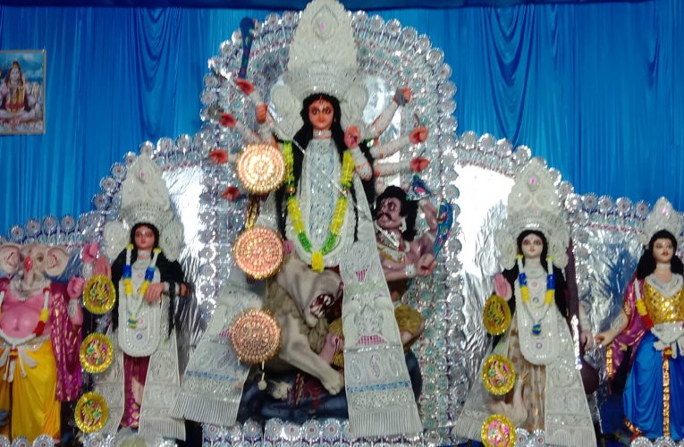 Durga Puja 2022 : बंग भारती का दुर्गा पूजा पंडाल, षष्ठी के दिन मां दुर्गा का पट खुलते ही बंगाली समुदाय के भक्तों ने किया पूजा अर्चना   