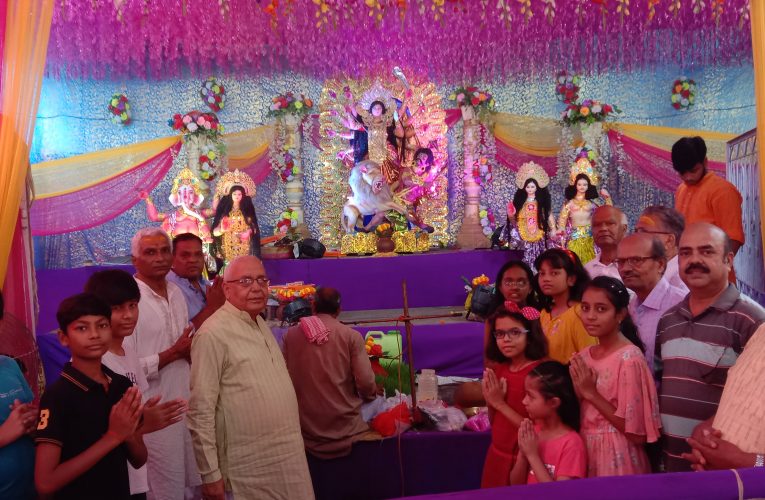 Durga Puja 2022 : शारदीय नवरात्रि के सातवें दिन मां दुर्गा का पट खुलते ही भक्तों ने किया आराधना, माता के जयकारा से भक्तिमय हुआ माहौल