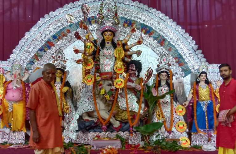 Durga Puja 2022 : सेक्टर 1C दुर्गा पूजा पंडाल का उद्घाटन होते ही देवी दुर्गा के दर्शन के लिए उमड़ी भक्तों की भीड़