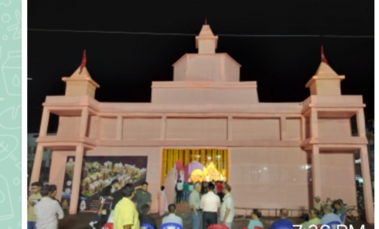 Durga Puja 2022 : सेक्टर 4 सिटी सेंटर में आयोजित दुर्गा पूजा पंडाल में देवी दुर्गा के दर्शन के लिए उमड़ी भक्तों की भीड़