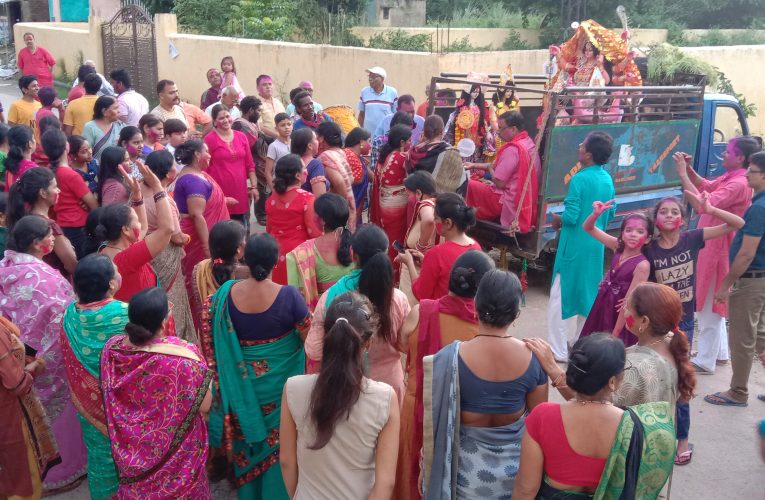 Durga Puja 2022: विजयदशमी को सिंदूर का खेल खेलकर महिलाओं ने मां दुर्गा को दी विदाई, किया प्रतिमा का विसर्जन