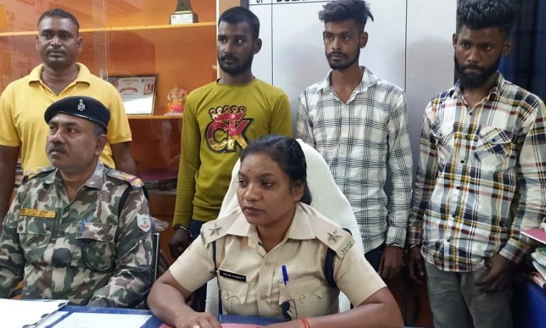 सिटी थाना पुलिस ने तीन बाइक चोरों को किया गिरफ्तार, नशे की लत पूरा करने के लिए ये चोरी की घटना को देते थे अंजाम 
