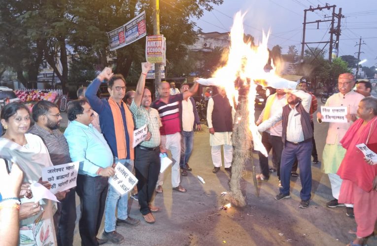 सम्पूर्ण विप्र समाज ने पूर्व मंत्री जलेश्वर महतो का किया पुतला दहन, वक्ताओं ने कहा—- मांफी मांगें नहीं तो खामियाजा भुगतने को रहें तैयार