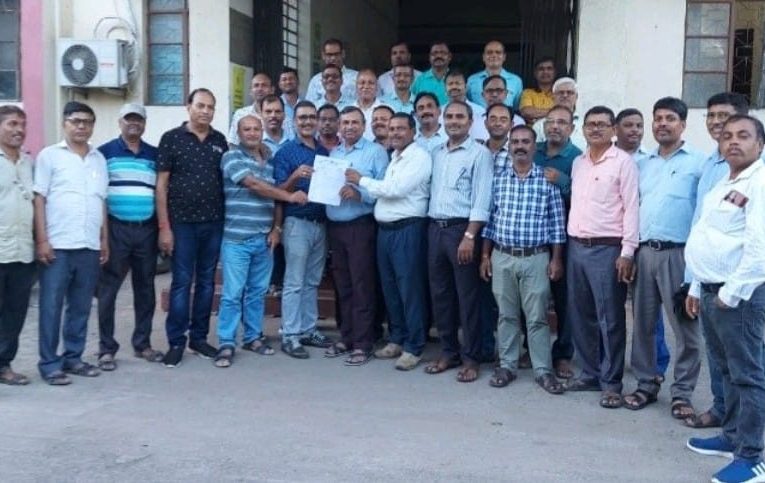 चार सूत्री मांगों को लेकर 4 व 5 नवंबर को काला बिल्ला लगाकर शिक्षक करेंगे शिक्षण कार्य, 7 से 12 नवंबर के बीच जनप्रतिनिधियों को मुख्यमंत्री के नाम सौंपा जाएगा ज्ञापन 