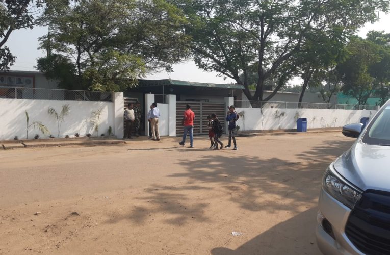 बेरमो विधायक कुमार जयमंगल उर्फ अनूप सिंह के बेरमो ढोरी स्टाफ क्वार्टर स्थित आवास पर आयकर विभाग का छापा