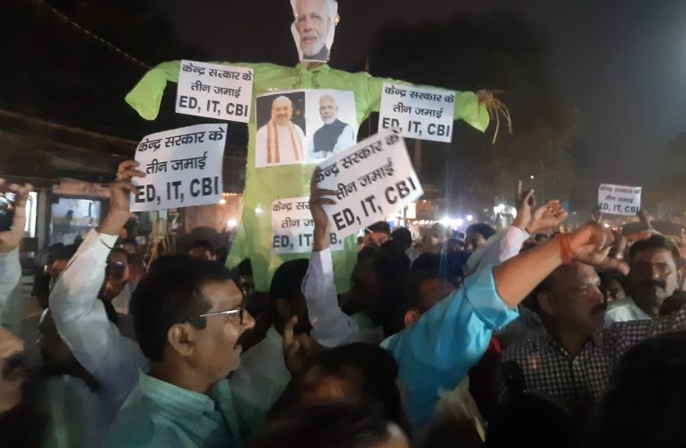 Protest: फुसरो में कांग्रेसी कार्यकर्ताओं ने प्रधानमंत्री मोदी और मंत्री अमित शाह का किया पुतला दहन