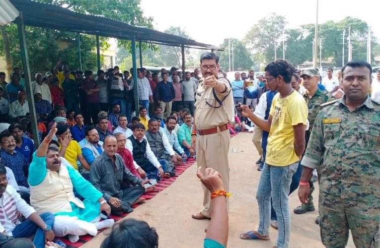 विधायक अनूप के बेरमो आवास पर चल रही थी आईटी की छापेमारी, बाहर समर्थक कर रहे थे केंद्र सरकार के खिलाफ कर रहे थे प्रदर्शन