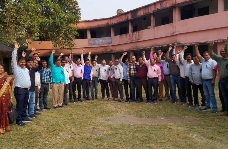 शिक्षकों ने काला बिल्ला लगाकर किया शिक्षण कार्य, जताया रोष, जिला महासचिव राजेश ने कहा—आगे के लिये रहे तैयार     