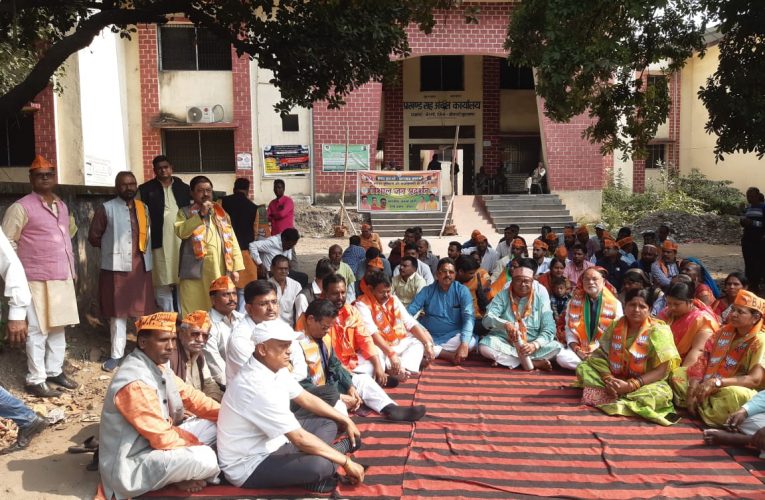 पूर्व सांसद रविंद्र पांडे बोले—-झारखंड में सरकार के संरक्षण में कोयला, बालू, पत्थर सहित अन्य खनिज पदार्थो की मची है लूट  