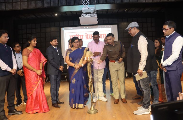 राष्ट्रीय प्रेस दिवस पर कोडरमा में प्रेस क्लब की ओर से सम्मान समारोह आयोजित, विधायक डॉ नीरा ने कहा—समस्या और समाधान के बीच पत्रकार सेतु के रूप में करते हैं काम 