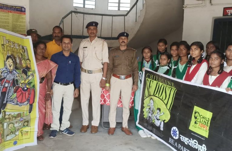 पुलिस व स्वास्थ्यकर्मियों को स्कूली बच्चों ने बांधा सुरक्षा बैंड