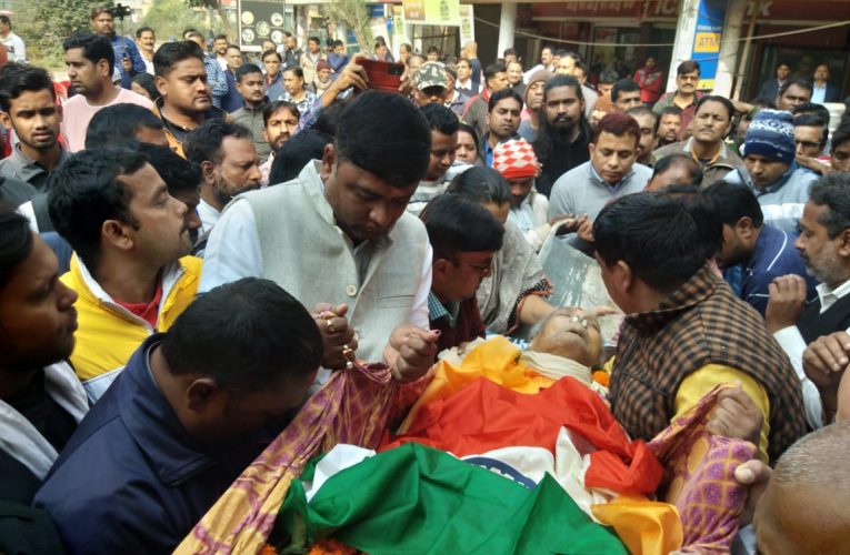 राजकीय सम्मान के साथ पंचतत्व में विलीन हो गए ‘दादा’ समरेश, चंदनक्यारी में किया गया अंतिम संस्कार, अंतिम दर्शन के लिए उमड़ी भीड़