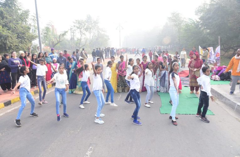 हैप्पी स्ट्रीट: कड़ाके की ठंड पर भारी पड़ा हैप्पी स्ट्रीट का उमंग, दो घंटे तक दिखा खेल, संगीत व योग का नजारा