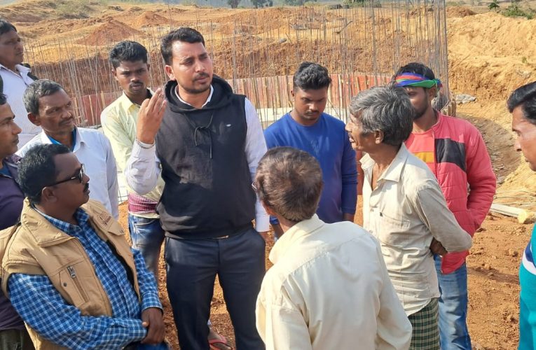 खुदीबेड़ा में जीएसआर निर्माण में स्थानीय मजदूरों को काम नहीं देने पर किया हंगामा, रोका काम