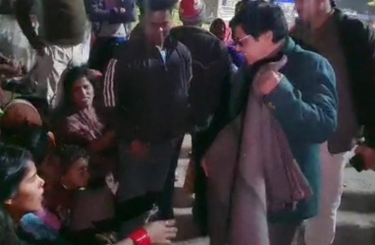 कड़ाके की ठंड में जरूरतमंदों के बीच जिला प्रशासन ने बांटा गया कंबल