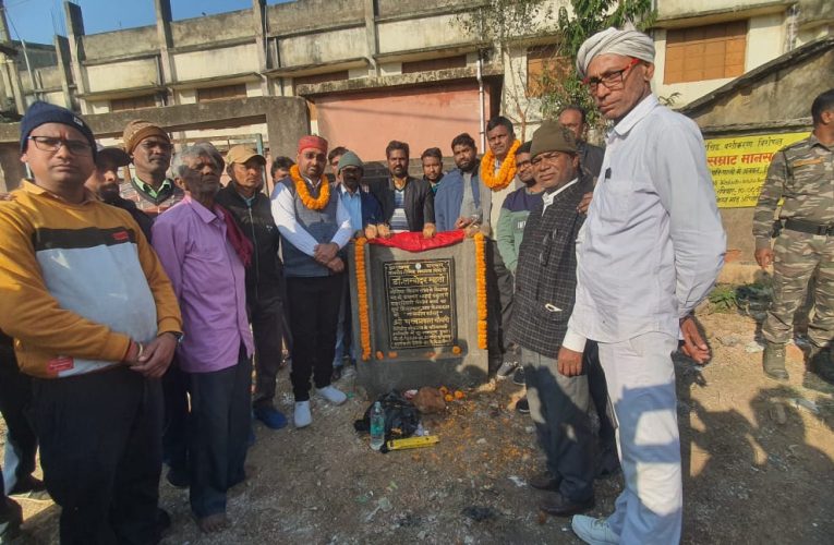 गोमिया विधायक ने कसमार प्लस टू उच्च विद्यालय के चहारदीवारी का किया शिलान्यास