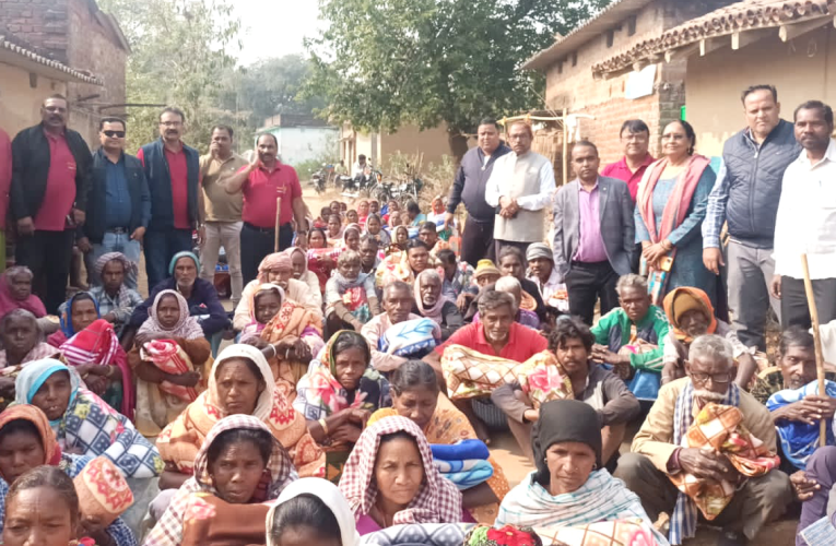 सेवा: रोटरी चास ने जरूरतमंदों के बीच किया कंबल का वितरण