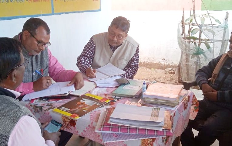 शिक्षा विभाग के अवर सचिव ने प्राथमिक विद्यालय भुरसाटांड़ में बच्चों के साथ किया मध्यान्ह भोजन 