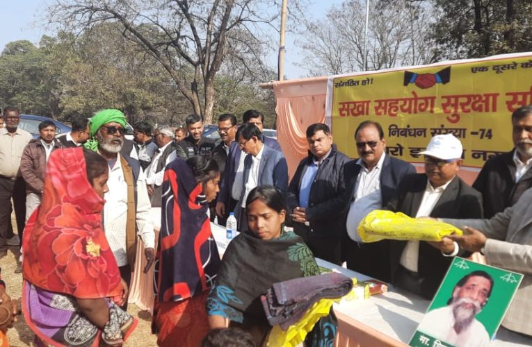 Janamdin: मुख्यमंत्री शिबू सोरेन उर्फ गुरूजी के जन्मदिन काटा केक, गरीबों के बीच किया कंबल वितरण 