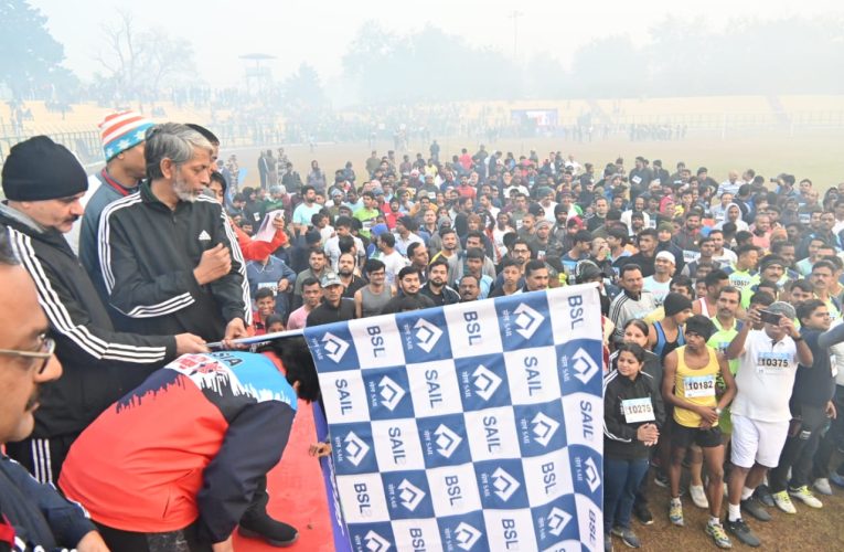 Half Mairathan: सेल के 50वें स्थापना दिवस पर आयोजित हाफ मैराथन में दौड़े लोग, विजेता को मिला कैश व मेडल