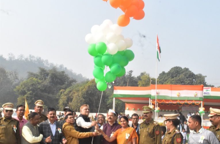 Republic day: डीवीसी चंद्रपुरा में धूमधाम से मना गणतंत्र दिवस, मुख्य अभियंता सुनील ने कहा चंद्रपुरा का भविष्य संवारने के लिए स्थानीय लोग दें साथ 