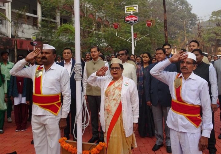प्रधान जिला एवं सत्र न्यायाधीश कुमारी रंजना अस्थाना ने व्यवहार न्यायालय परिसर में फहराया तिरंगा 