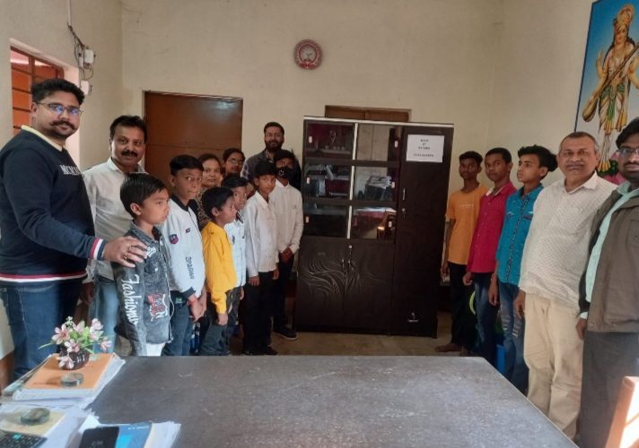 बैंक ऑफ बड़ौदा ने सीएसआर से विद्यालय को दिया आलमीरा