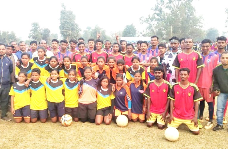 टुसू-फुटबाॅल प्रतियोगिता के फाइनल मैच के पुरूष वर्ग में डोरेया एफसी, महिला वर्ग में मधुडीह टीम रही चैम्पियन