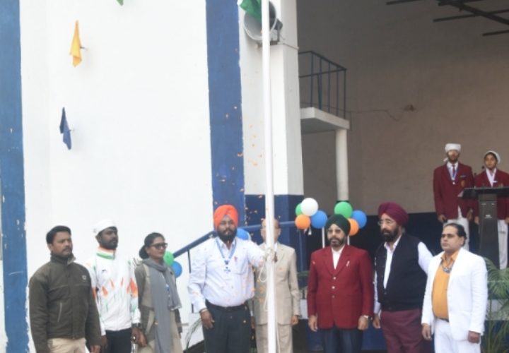 Republic day: जीजीपीएस सेक्टर 5 में फहराया तिरंगा