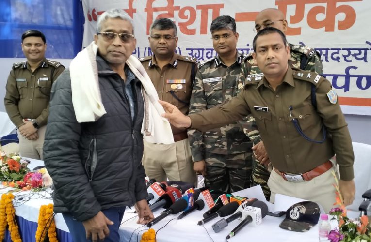 15 लाख का इनामी नक्सली कमांडर दुर्योधन ने किया सरेंडर, बोकारो जिले के विभिन्न थानों में दर्ज है लगभग पांच दर्जन मामले  