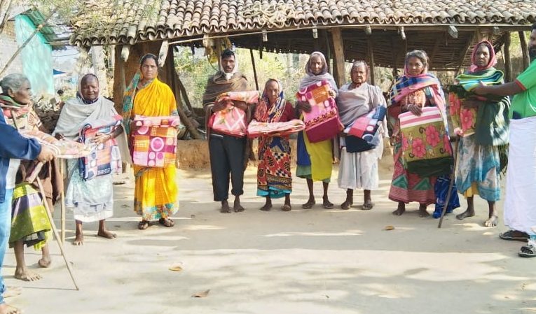 नेक काम: वृहद झारखण्ड जनाधिकार युवा मंच के जिलाध्यक्ष ने जरूरतमंदों के बीच किया कंबल वितरण 