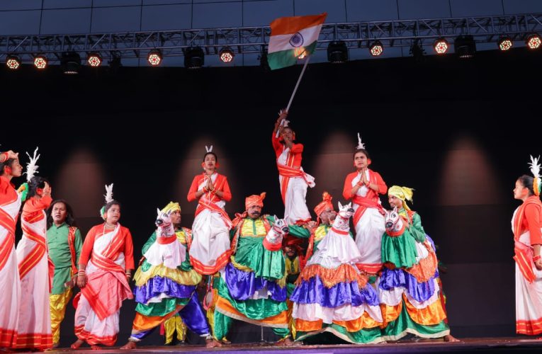 जागो जगाओ सांस्कृतिक कला मंच के कलाकारों ने केरल में घोड़ा लोक नृत्य व खोरठा लोकगीत प्रस्तुत बिखेरा जलवा