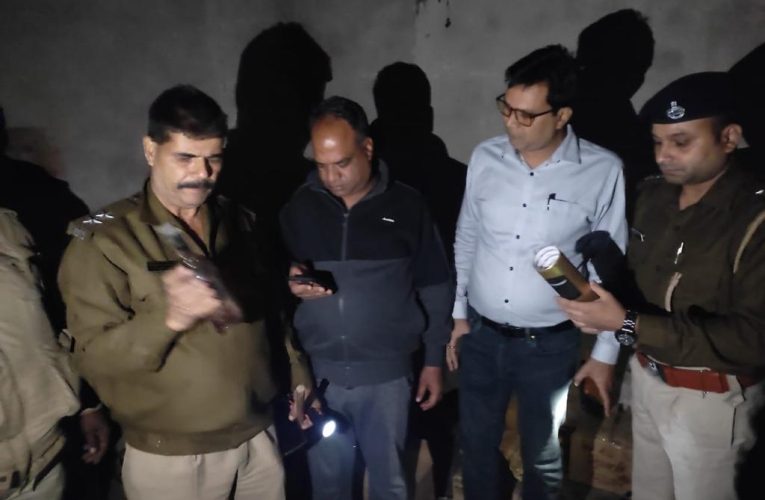 खुलासा: जिला प्रशासन ने अभियान चलाकर घर में रखे 70 पेटी अवैध शराब किया बरामद
