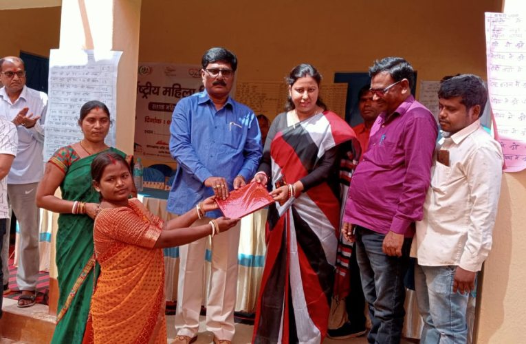 संगठनों से जुड़कर महिलाएं बन रही है स्वावलंबी, सवार रही है जिंदगी : योगेन्द्र