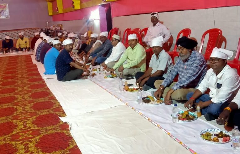 Bokaro iftar party : बोकारो जिला डेकोरेटर एसोसिएशन परिवार ने रोजेदार भाइयों के लिए किया दावते इफ्तार पार्टी का आयोजन, दिया भाईचारे का संदेश