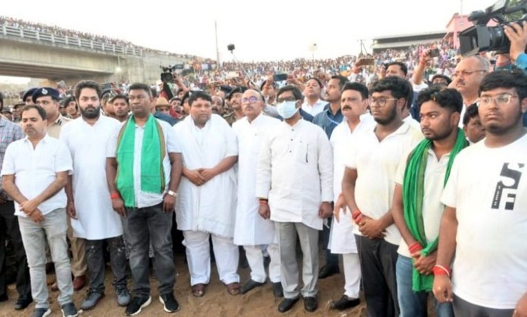 Jharkhand: अलविदा—झारखंड के शिक्षा मंत्री टाइगर जगरनाथ महतो, पंचतत्व में विलीन, पुत्र ने दी मुखाग्नि