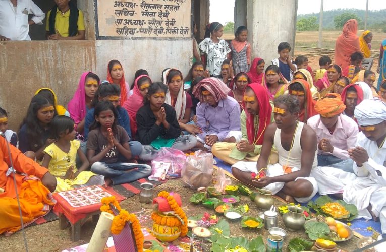 Bokaro Mahayagya News: बोकारो जिले के नावाडीह प्रखंड के ऊपरघाट में श्रीश्री 1008 शिव पंचायतन प्रतिमा प्राण प्रतिष्ठा महायज्ञ को लेकर किया ध्वजारोहण 