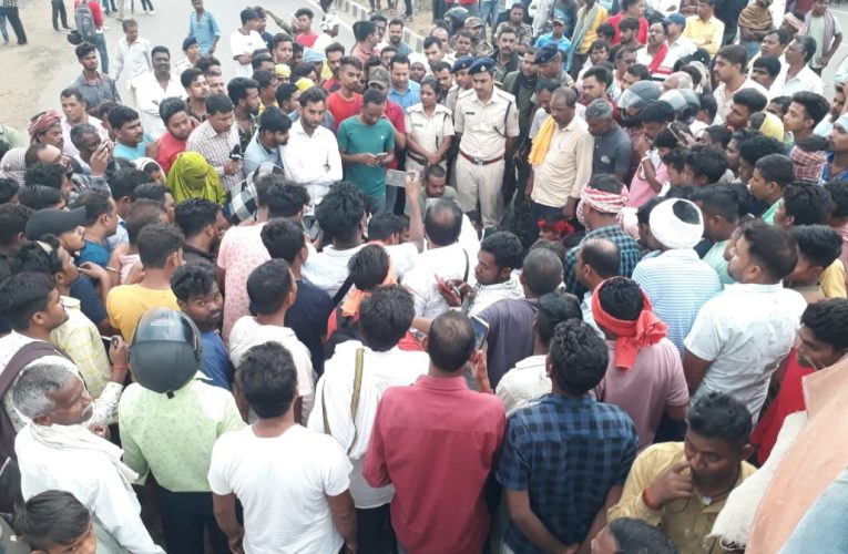 Bokaro : जमीन विवाद मामले में मारपीट में एक व्यक्ति की मौत, आक्रोशित ग्रामीणों ने किया सड़क जाम, चार आरोपी गिरफ्तार