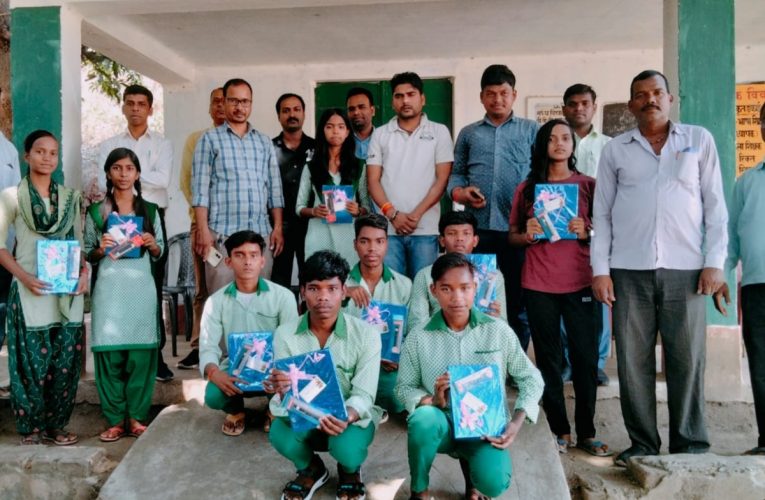 Bokaro Samman Samaroh : उत्क्रमित उच्च विद्यालय गोनियाटो के टापर विद्यार्थियों को किया सम्मानित