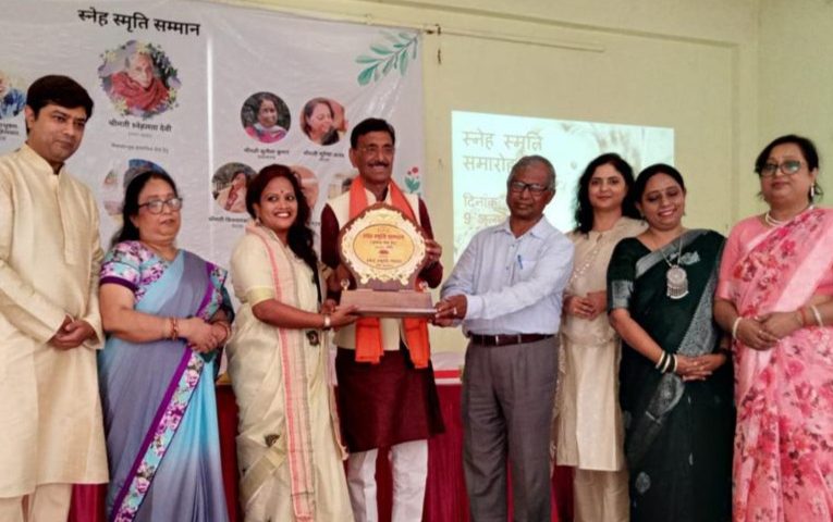 Ranchi: झारखंड की सुविख्यात समाज सेविका बरखा लकड़ा को स्नेह स्मृति सम्मान से किया गया सम्मानित, झारखंड की शेरनी है बरखा