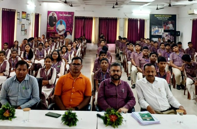 Bokaro : डीएवी पब्लिक स्कूल में आत्महत्या, रोकथाम व तनाव पर कार्यशाला का आयोजित, डॉ प्रशांत ने कहा आत्महत्या का विचार आए तो 10 सेकंड तक परिवार व खुद के बारे में सोचे 