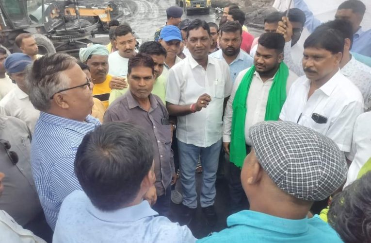 Bokaro : स्थानीय लोगों को 75 फीसदी रोजगार देने की मांग को लेकर झामुमो ने एसडीओसीएम में आउटसोर्सिंग कार्य को कराया बंद 