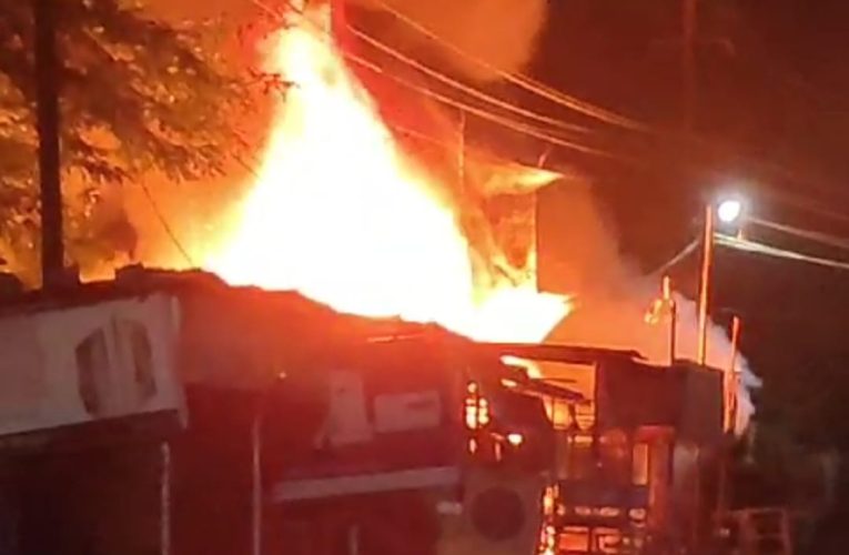 Bokaro: अगलगी से सेक्टर 6 के गुलाब होटल व विनोद हार्डवेयर जल कर राख, दमकल के सहयोग से आग पर काबू