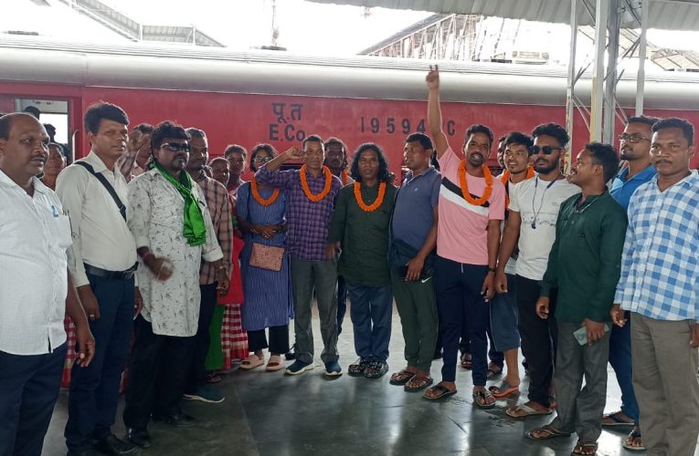 Bokaro: आदिवासी हो भाषा को संविधान की आठवीं अनुसूची में शामिल करने की मांग को लेकर दिल्ली रवाना, 21 अगस्त को जंतर मंतर पर महाधरना 