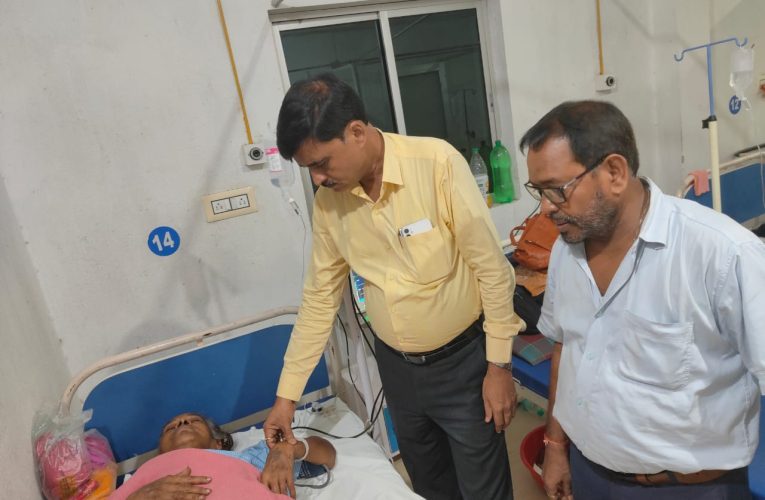 Bokaro: खबर छपते ही एक्शन मोड में स्वास्थ्य विभाग, सीएस के निर्देश पर मरीज से मिलने डीएस दो बार पहुंचे वृत्ति मल्टीस्पेशलिटी हॉस्पिटल 