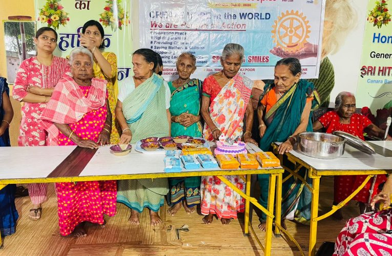 Bokaro: रोटरी क्लब ऑफ़ बोकारो मिडटाउन कपल्स क्लब ने सीनियर सिटीजन डे पर किया जागरूकता कार्यक्रम का आयोजन, बुजुर्गों के साथ काटा केक 