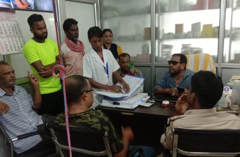 Bokaro: चीरा चास के वृति अस्पताल व चिकित्सक पर परिजनों ने इलाज में लगाया लापरवाही का आरोप, मरीज का आधा अधूरा ऑपरेशन कर दिया छोड़ 