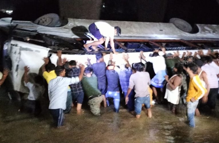 गिरिडीह में बड़ी घटनाः रांची से आ रही बस बराकर नदी में गिरी, तीन यात्री की मौत, करीब 18 जख्मी