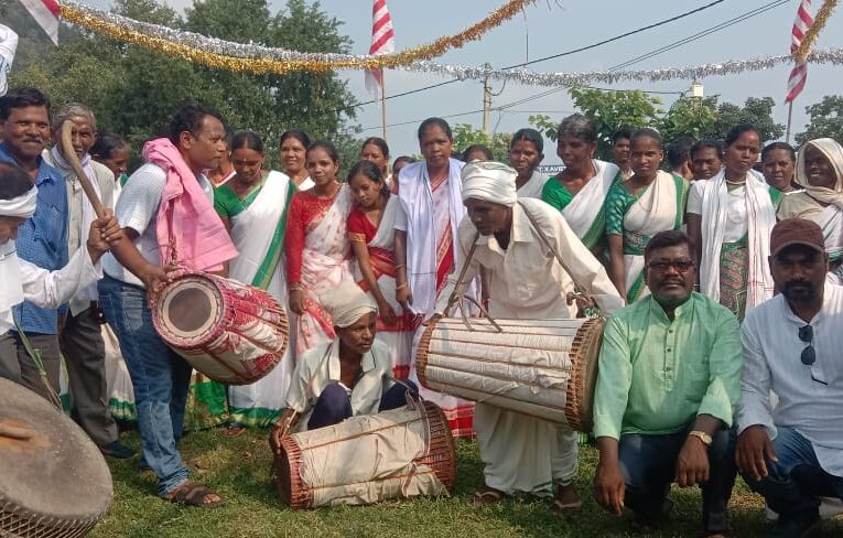 Latehar: लातेहार में धूमधाम से मनाया गया करम परब, 5 खोड़हा समूहों ने पारंपरिक वेशभूषा में लिया भाग